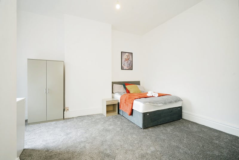 Photo 1: Double furnished room