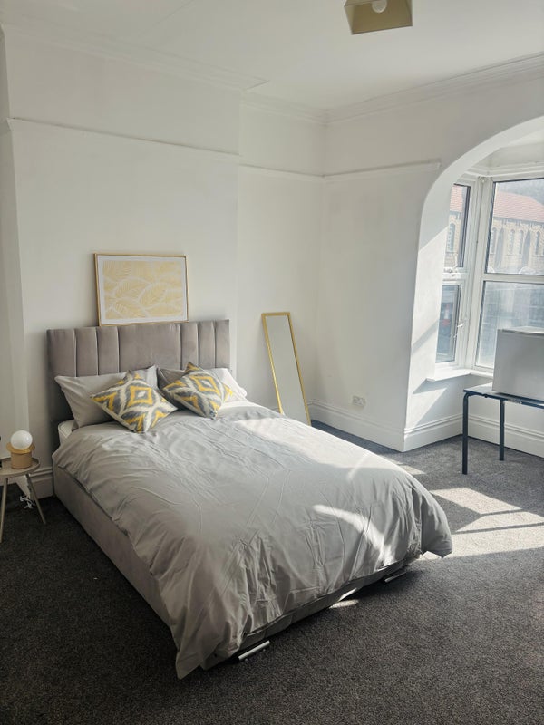 Photo 1: Room 1