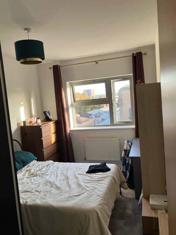 Photo 1: Double bedroom 