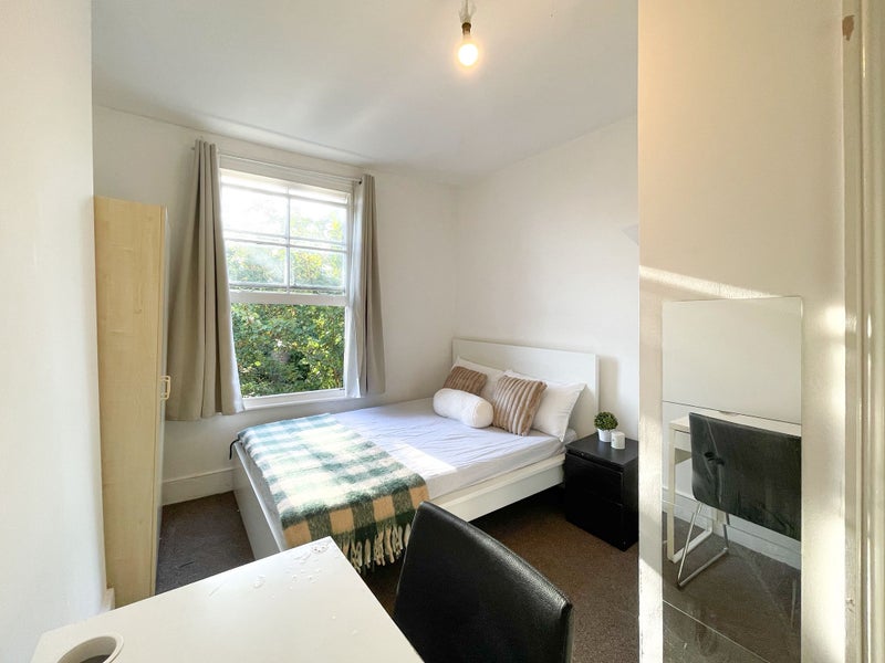 Photo 1: Room 1