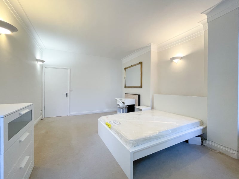 Photo 1: Master Double Room