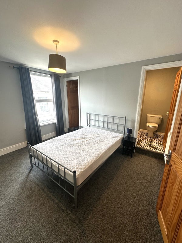 Photo 1: Room 2