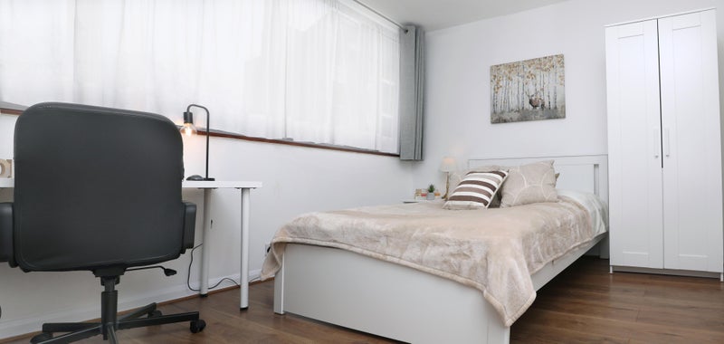 Photo 1: Room 1