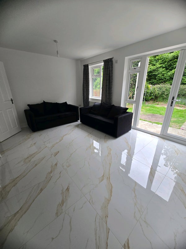 Photo 1: Seting room