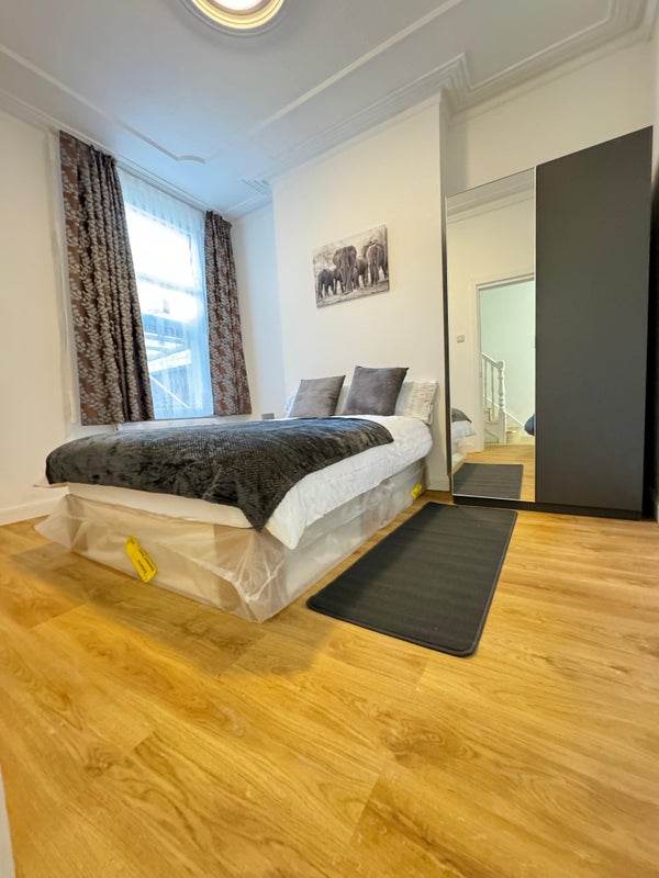 Photo 1: Double room £230.00 per week all bills included.