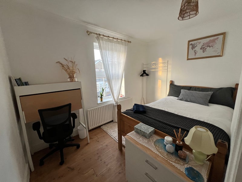 Photo 1: Bedroom