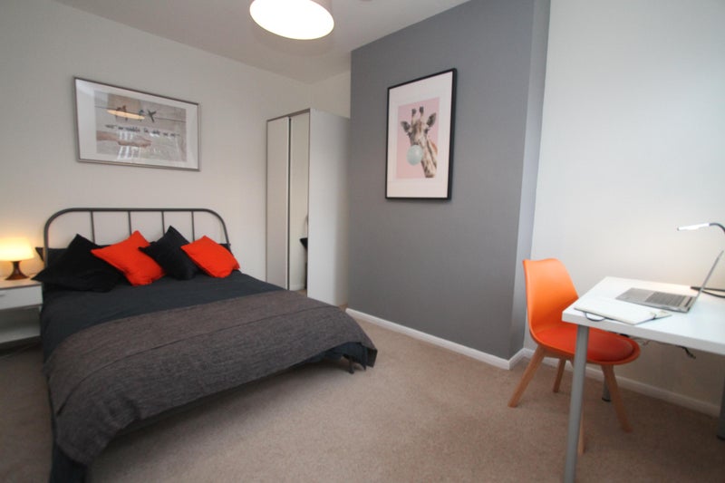 Photo 1: Bedroom 3