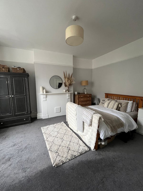 Photo 1: Bedroom