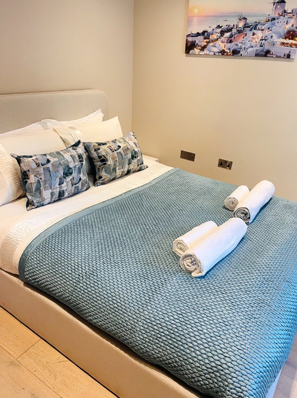 Photo 1: Bedroom 2