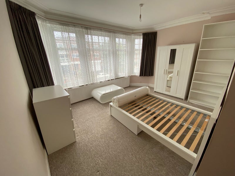 Photo 1: Room 5