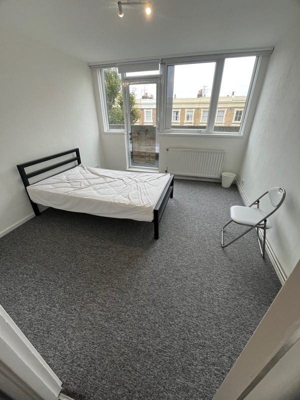 Photo 1: Spacious double bedroom with balcony 