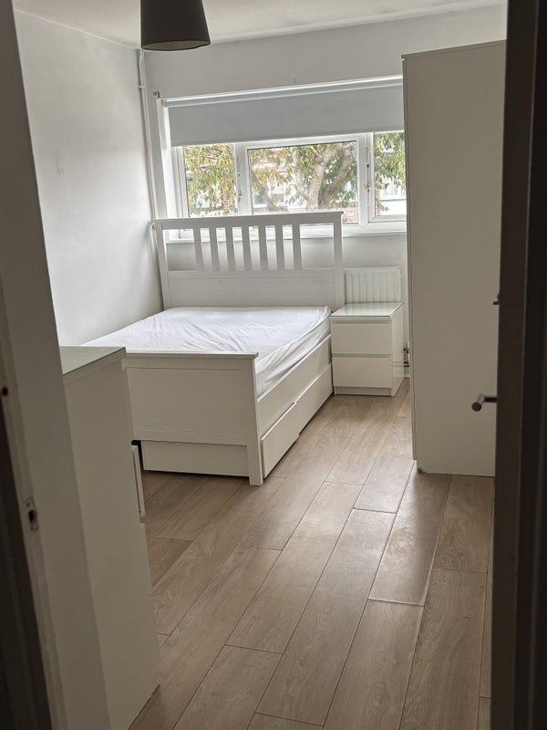 Photo 1: Double furnished room