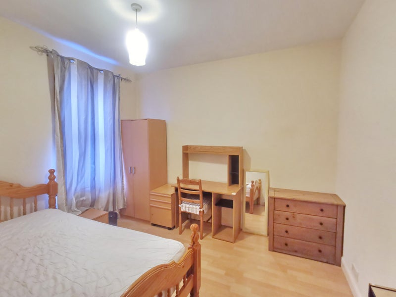 Photo 1: Room 4