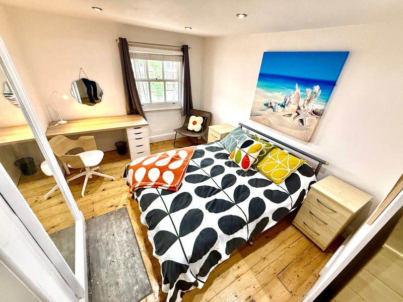 Photo 1: Room 4 Newly renovated good sized very warm 