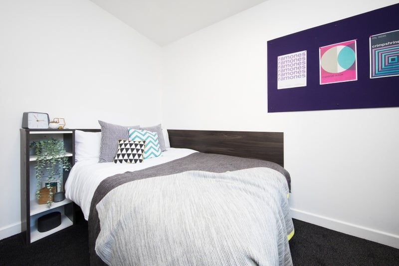 Photo 1: Double bed