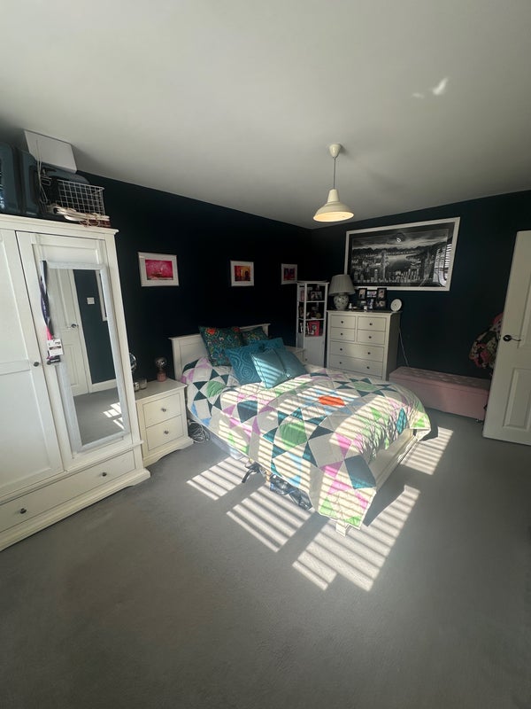 Photo 1: Bedroom