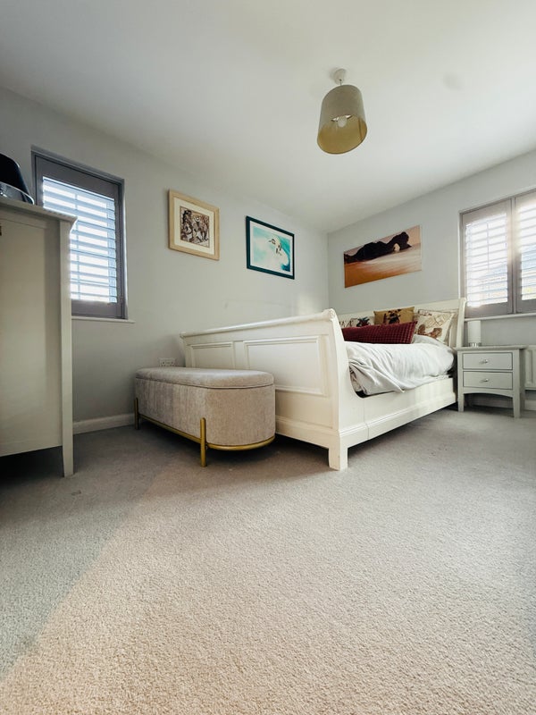 Photo 1: Bedroom
