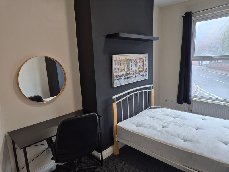 Photo 1: Room 7
