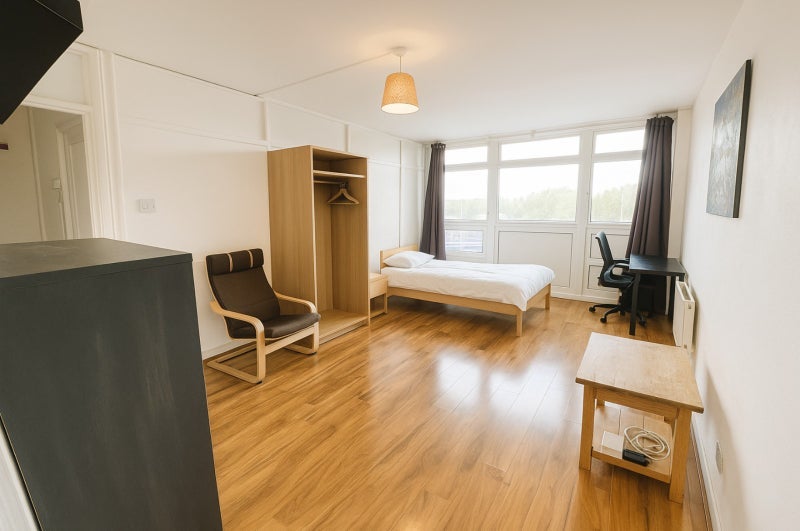 Photo 1: room 1  