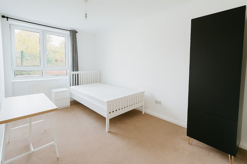 Photo 1: room 4 
