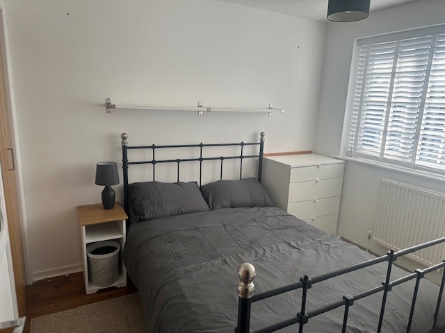 Photo 1: Double bed