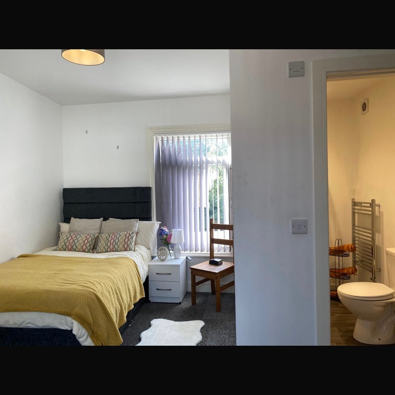 Photo 1: Double Ensuite Room