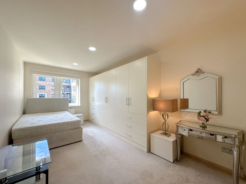 Photo 1: Ensuite