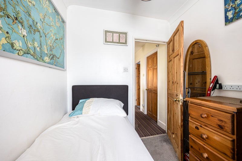 Photo 1: Single r oom £700.00  short term only