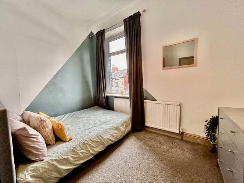 Photo 1: Room 2 - £420pcm 