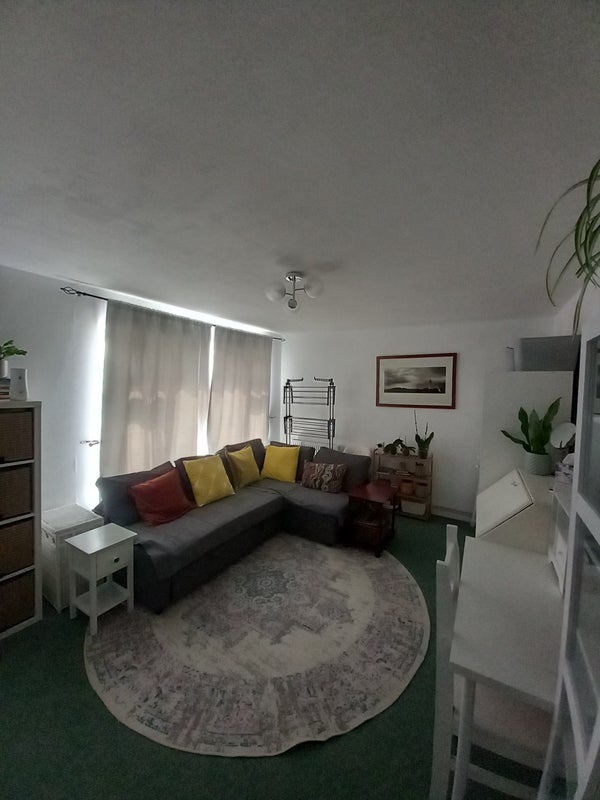 Photo 1: Room setting 1