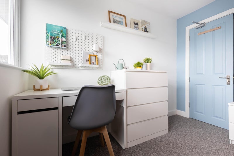 Photo 1: Large double room on 1st floor with plenty of storage 