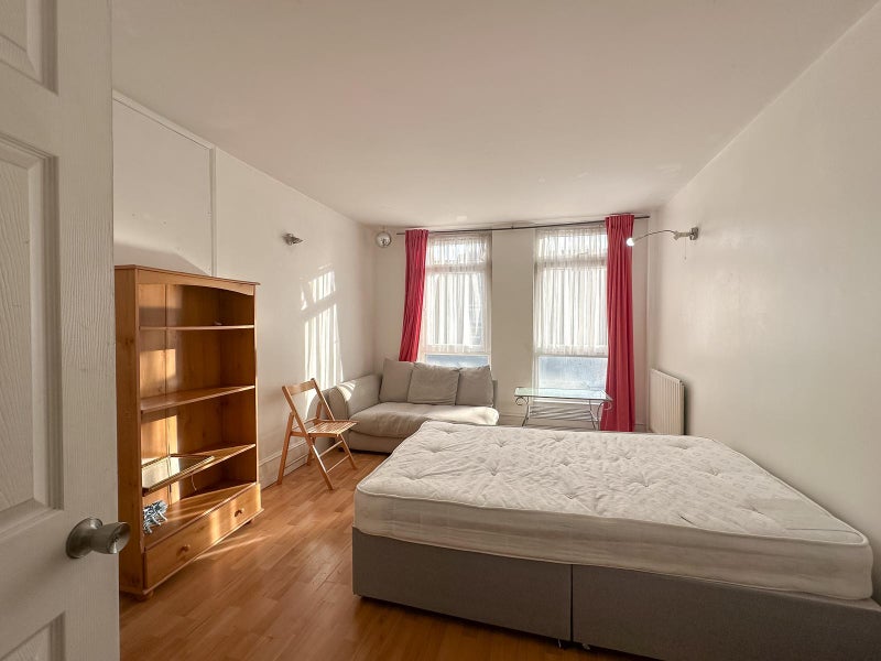 Photo 1: Ground floor Bedroom