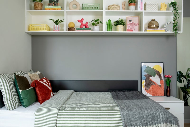 Photo 1: Bed Space
