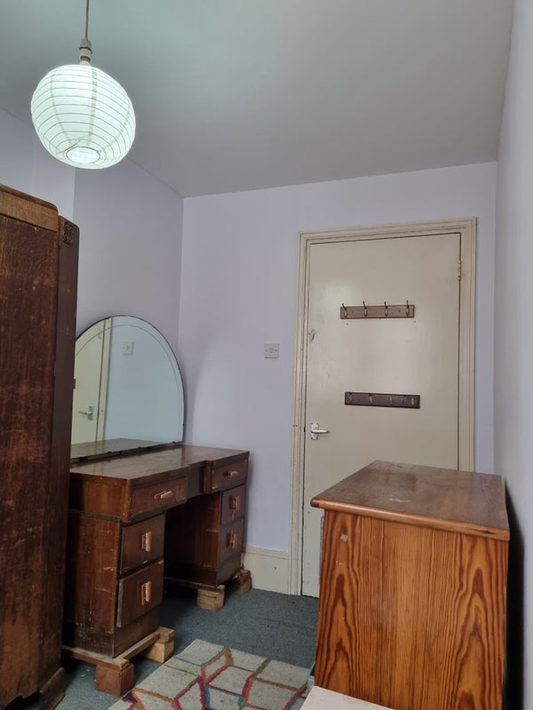 Photo 1: Single bedroom