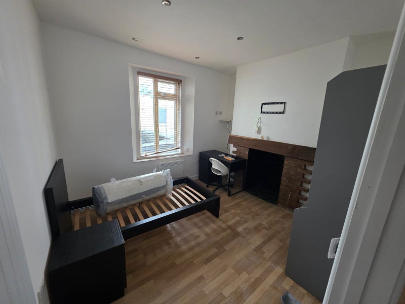Photo 1: Room 1