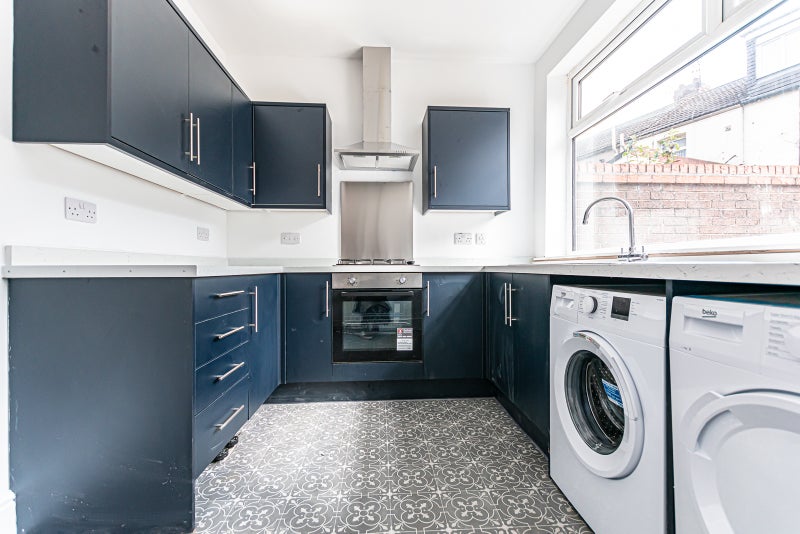 Photo 1: Kitchen 1/2