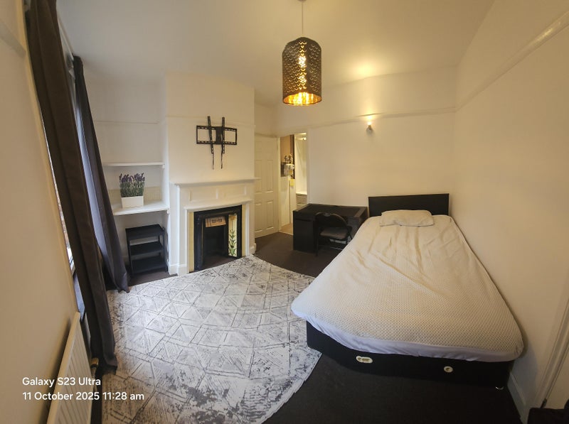 Photo 1: Professional room to let 