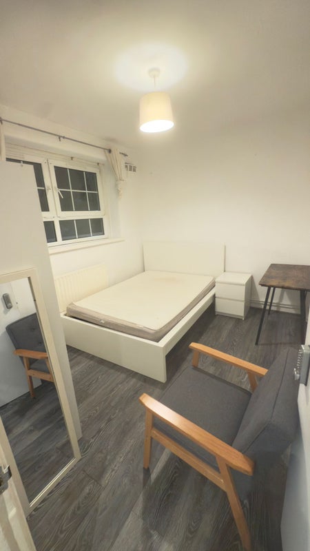 Photo 1: Room 1 - Available from 20/10- £880