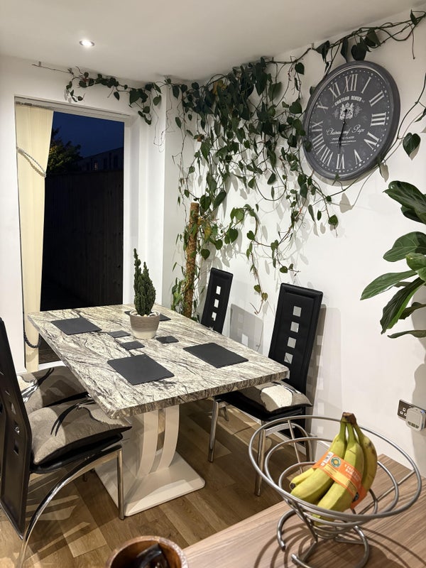 Photo 1: Lounge/ dining area