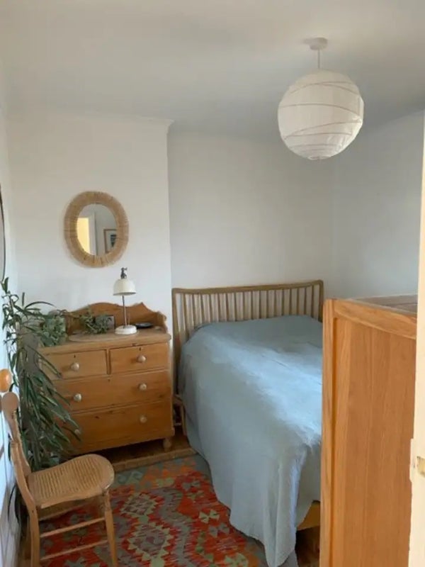 Photo 1: Double bedroom 