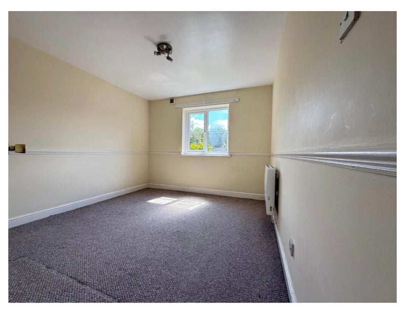 Photo 1: Double bedroom