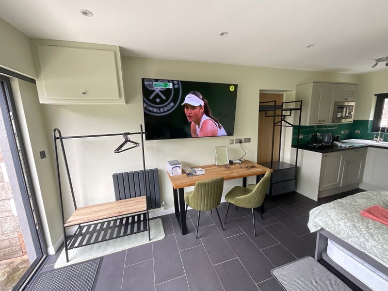Photo 1: TV with Netflix & Broadband