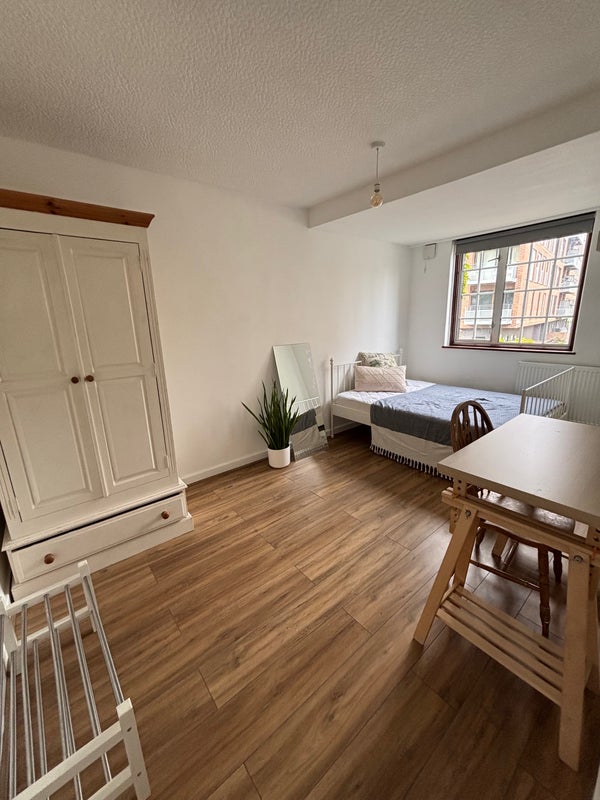 Photo 1: Short term let//£500 Double Room 