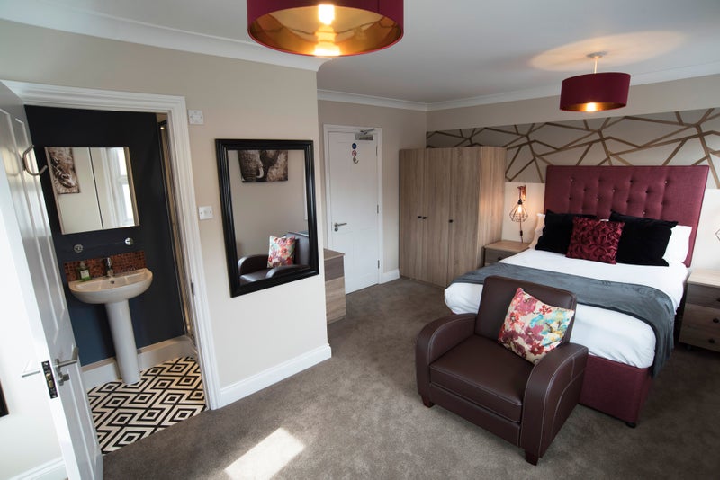 Photo 1: Large bedroom with en-suite - £795pcm