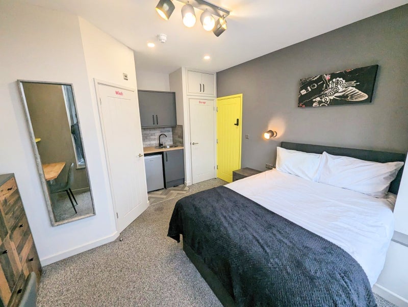 Photo 1: Room 1 En Suite