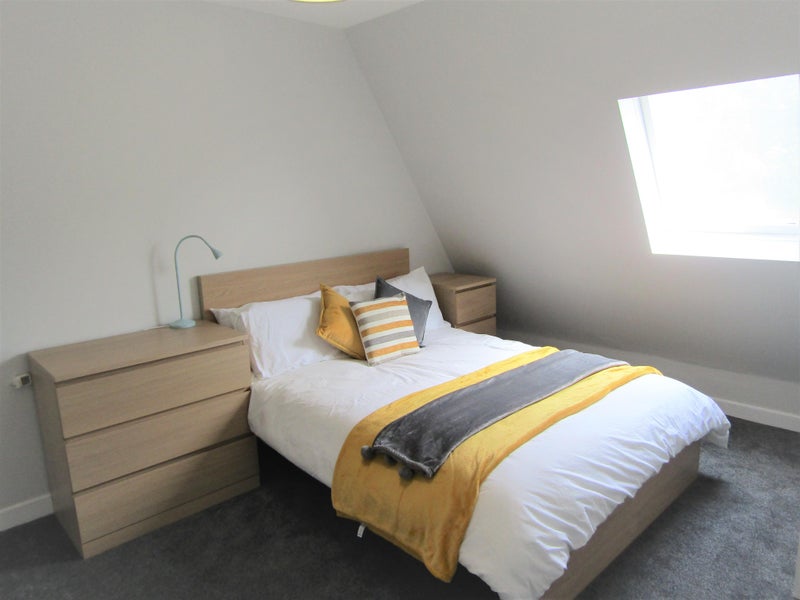 Photo 1: Room 4