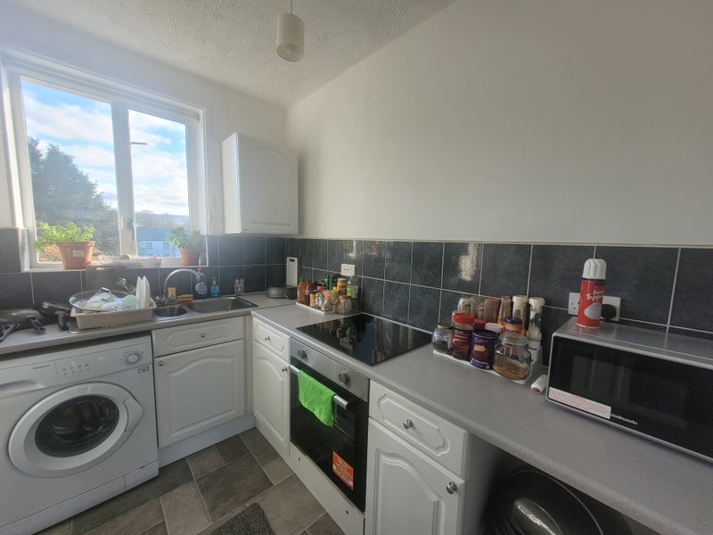Photo 1: A spacious kitchen