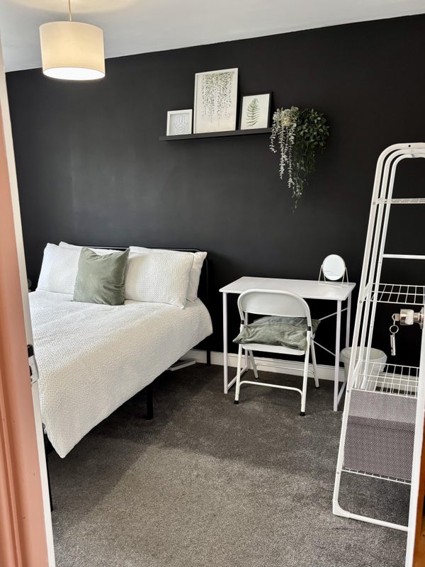 Photo 1: Bedroom