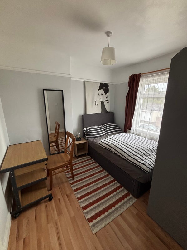 Photo 1: Bedroom