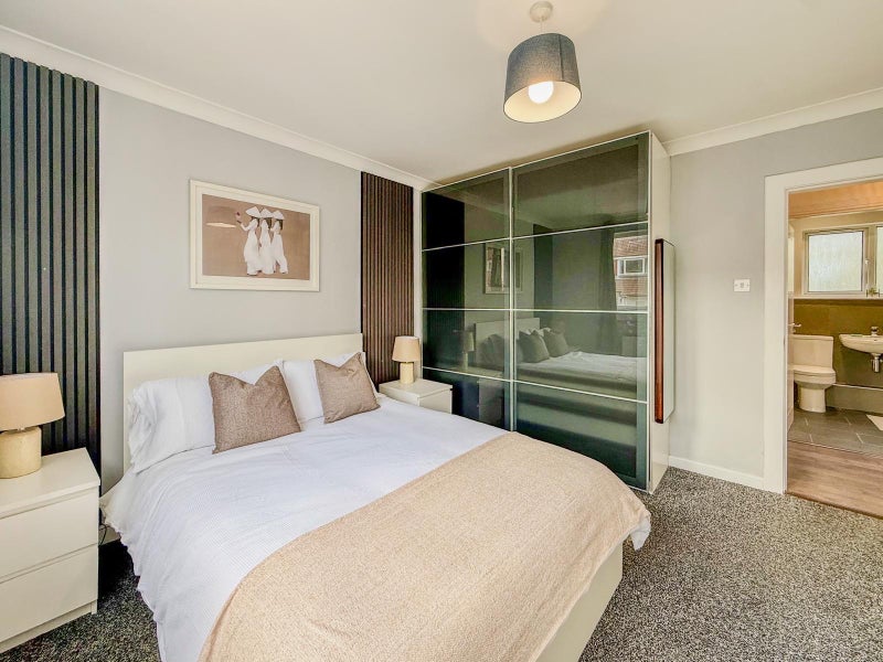 Photo 1: Double bedroom Photo 1